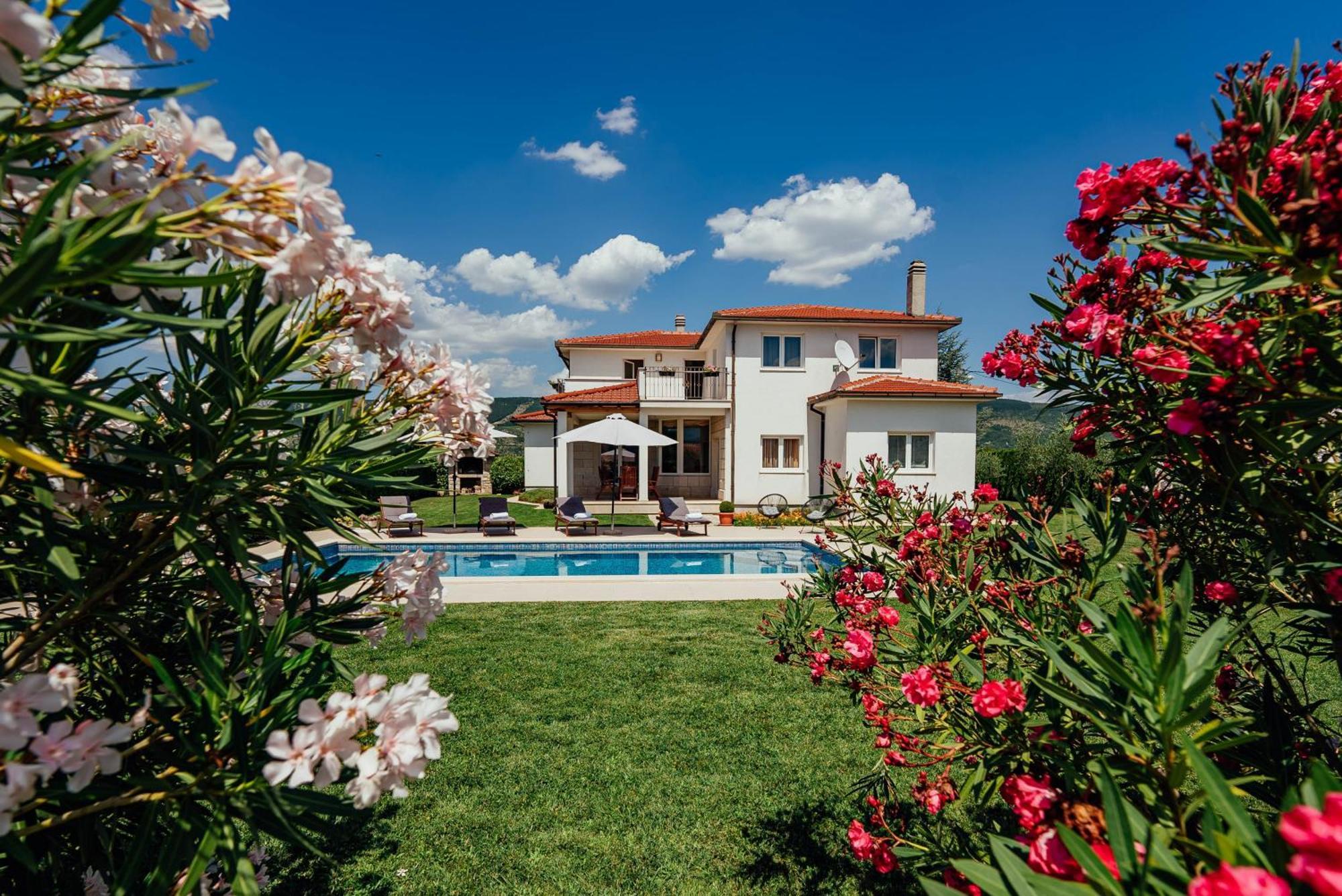 Villa Latica Donji Prolozac ภายนอก รูปภาพ